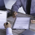 Umowa o pracę vs B2B: podatki, składki i koszty na przykładach